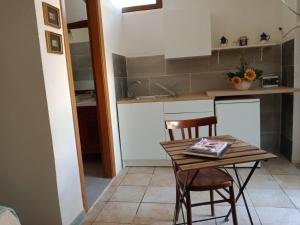 a small kitchen with a small table and chairs at Depandance Schito in Celso