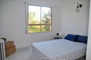 Posteľ alebo postele v izbe v ubytovaní Apartamento con piscina y parking
