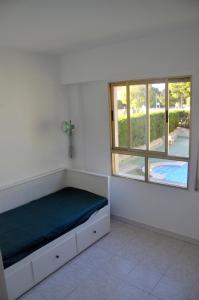 Posteľ alebo postele v izbe v ubytovaní Apartamento con piscina y parking