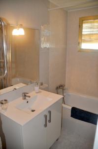 Kúpeľňa v ubytovaní Apartamento con piscina y parking