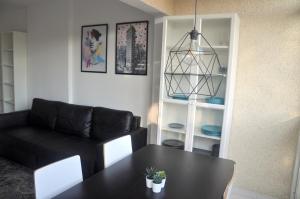Posedenie v ubytovaní Apartamento con piscina y parking