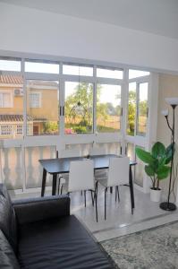 Posedenie v ubytovaní Apartamento con piscina y parking