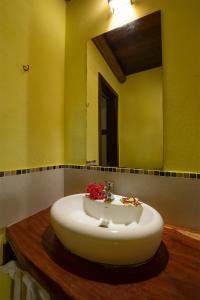 A bathroom at Areia Branca Apart Hotel