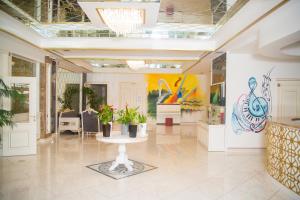 Lobby o reception area sa Piano Hotel Baku