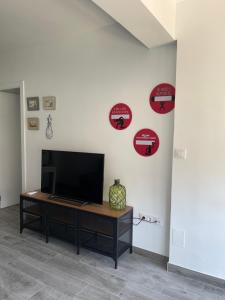 A television and/or entertainment centre at Apartamento Cantabria 23 2-24
