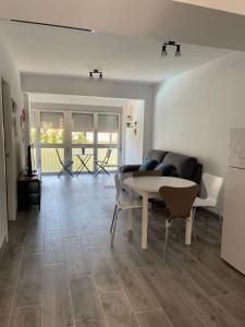 ein Wohnzimmer mit einem Tisch und einem Sofa in der Unterkunft Apartamento Cantabria 23 2-24 in Playa de Gandia