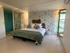Tempat tidur dalam kamar di LA VUE LOIRE Maison