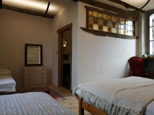 een slaapkamer met 2 bedden en een raam bij Hello Pyrenees in Castelvieilh