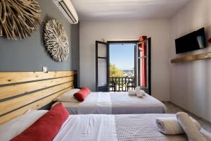 Postel nebo postele na pokoji v ubytování Ragoussis Sweet Rooms