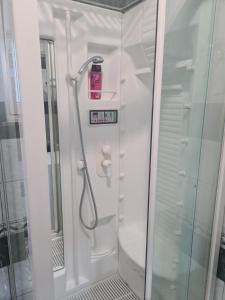 um chuveiro numa casa de banho com uma balança em Apartmani Santa Barbara em Trebinje