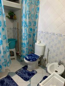 La salle de bains est pourvue de toilettes et d'un lavabo. dans l'établissement Cozy Home in Azrou, à Azrou