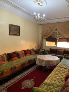 - un salon avec un canapé et une table dans l'établissement Cozy Home in Azrou, à Azrou