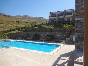 een zwembad voor een gebouw bij Aegea Hotel in Karistos