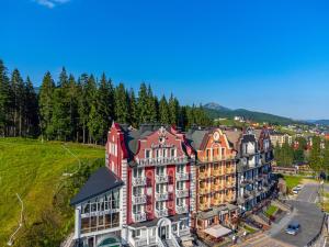Nespecifikovaný výhled na hory nebo výhled na hory při pohledu z hotelu