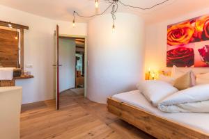 Postel nebo postele na pokoji v ubytování Ferienwohnung Maisonette Höttl