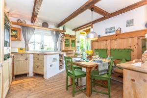 Kuchyň nebo kuchyňský kout v ubytování Ferienwohnung Maisonette Höttl