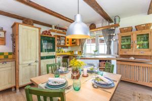 Kuchyň nebo kuchyňský kout v ubytování Ferienwohnung Maisonette Höttl