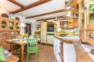 Kuchyň nebo kuchyňský kout v ubytování Ferienwohnung Maisonette Höttl