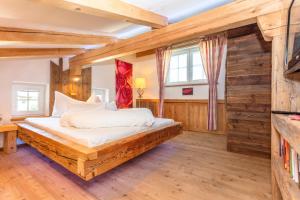 Llit o llits en una habitació de Ferienwohnung Maisonette Höttl