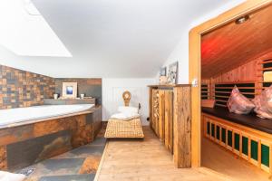 Postel nebo postele na pokoji v ubytování Ferienwohnung Maisonette Höttl