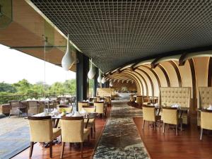 Restaurace v ubytování Taj Damdama Lake Resort & Spa, Gurugram