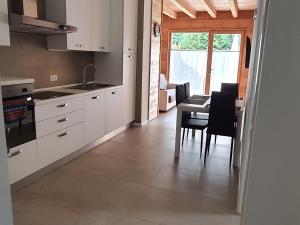 Kuchyňa alebo kuchynka v ubytovaní Casa GABRI