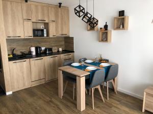 a kitchen with a table and chairs in a room at Apartman Srebrna pahulja in Kopaonik