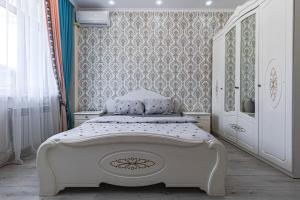 een slaapkamer met een wit bed in een kamer bij Apartment with Terrace-Апартаменты с террасой, ЭКСПО, Mega Silky Way in Astana