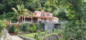 uma casa no lado de uma colina em Fantatic Holiday House em Ponta Delgada
