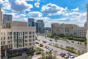 uitzicht op een stad met gebouwen en een snelweg bij Apartment with Terrace-Апартаменты с террасой, ЭКСПО, Mega Silky Way in Astana