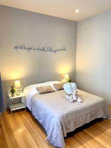 Appartement Hyper-centre Colmar في كولمار: غرفة نوم مع سرير مع دمية دب عليها