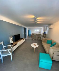 a living room with a couch and a table at appartement rez de villa proche port et plages de Sanary in Sanary-sur-Mer