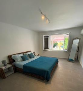 เตียงในห้องที่ appartement rez de villa proche port et plages de Sanary
