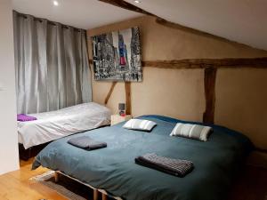 a bedroom with a bed with towels on it at Gite l'Escale in Gigny-sur-Saône