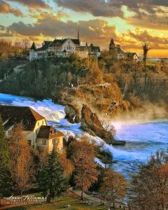 une ville sur une colline à côté d'une rivière dans l'établissement Fewo Near Rheinfall, à Jestetten