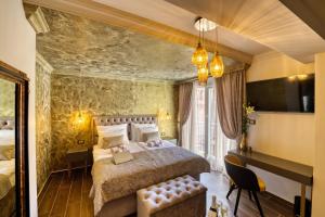 ein Hotelzimmer mit einem Bett und einem Stuhl in der Unterkunft Luxury Rooms VINDEMIÆ in Zadar