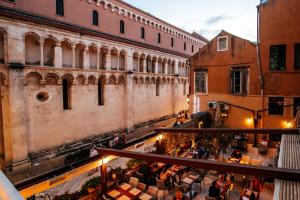einen Blick über ein Gebäude mit Tischen in der Unterkunft Luxury Rooms VINDEMIÆ in Zadar