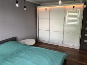 Un pat sau paturi într-o cameră la Apartament Moniuszki