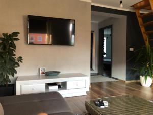 TV a/nebo společenská místnost v ubytování Apartament Moniuszki
