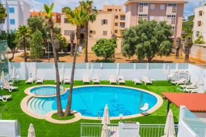 Piscina de la sau aproape de Hotel Sur