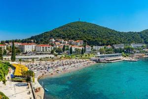 een uitzicht op een strand met mensen in het water bij Luxury Downtown West Apartment Dubrovnik in Dubrovnik