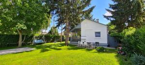Vonkajšia záhrada v ubytovaní Világos Kert Balatonvilágos Chill House
