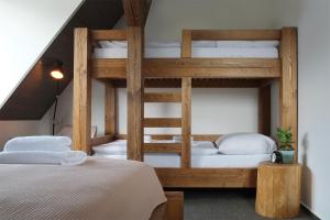 Poschodová posteľ alebo postele v izbe v ubytovaní Penzión u Sysľa