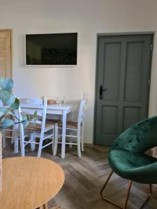 Televízia a/alebo spoločenská miestnosť v ubytovaní Világos Kert Balatonvilágos Chill House