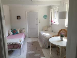 1 dormitorio pequeño con 2 camas y mesa en Frejas Sal Apartments, en Tranekær