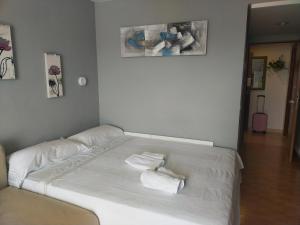 Ένα ή περισσότερα κρεβάτια σε δωμάτιο στο Benalmadena ,apartamento-Estudio primera Línea de Playa +93 φωτογραφίες