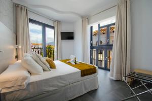 Posteľ alebo postele v izbe v ubytovaní NERJA-CENTRO-JACUZZI- MIRADOR DE LA ERMITA- Adults Recommended