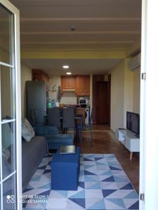 salon i kuchnia z kanapą i stołem w obiekcie Apartamento T2, Urbanização Golf, Isla Canela w mieście Huelva