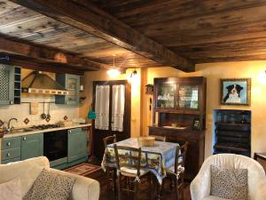 a kitchen with a table and chairs in a room at Le Primule in Piedilago