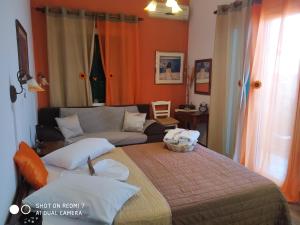 A bed or beds in a room at Violetta Rooms